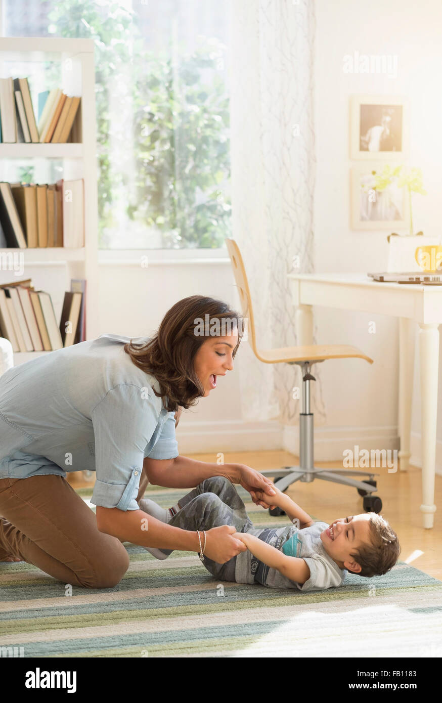 Mutter mit Sohn (2-3) spielen Stockfoto