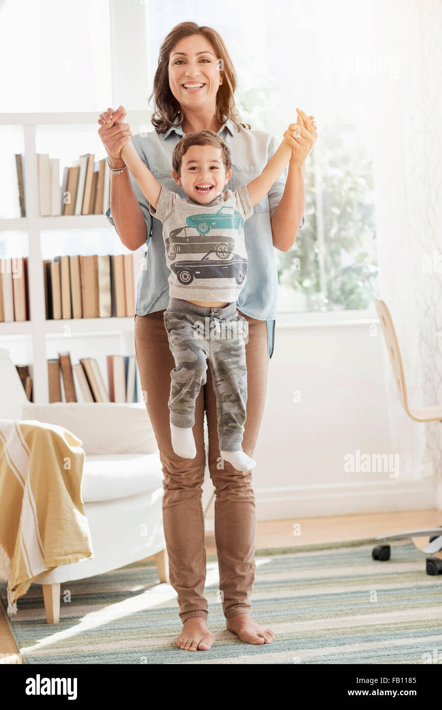 Mutter Sohn Holding (2-3) Stockfoto