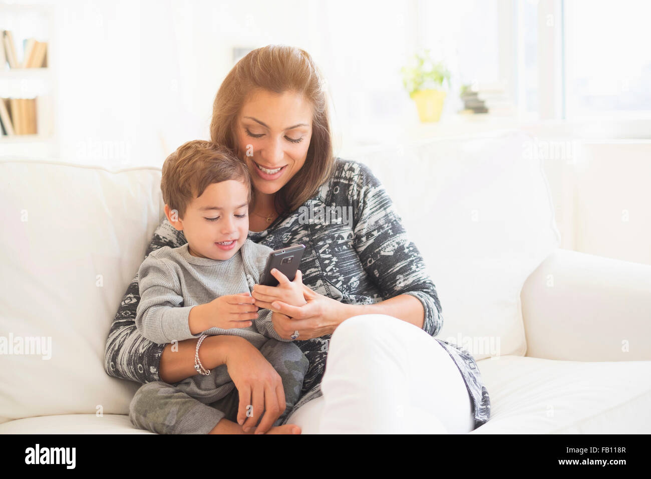 Mutter und Sohn (2-3) mit Handy Stockfoto