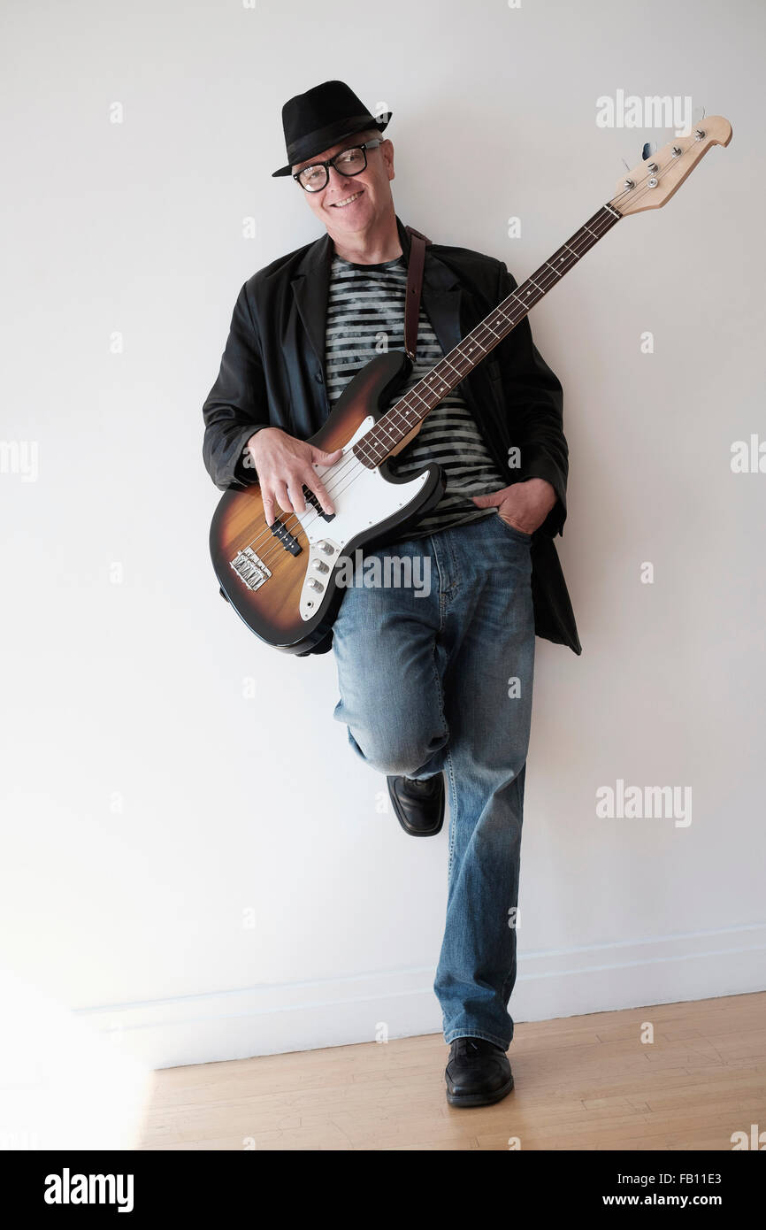Man spielt Bassgitarre im leeren Raum Stockfoto