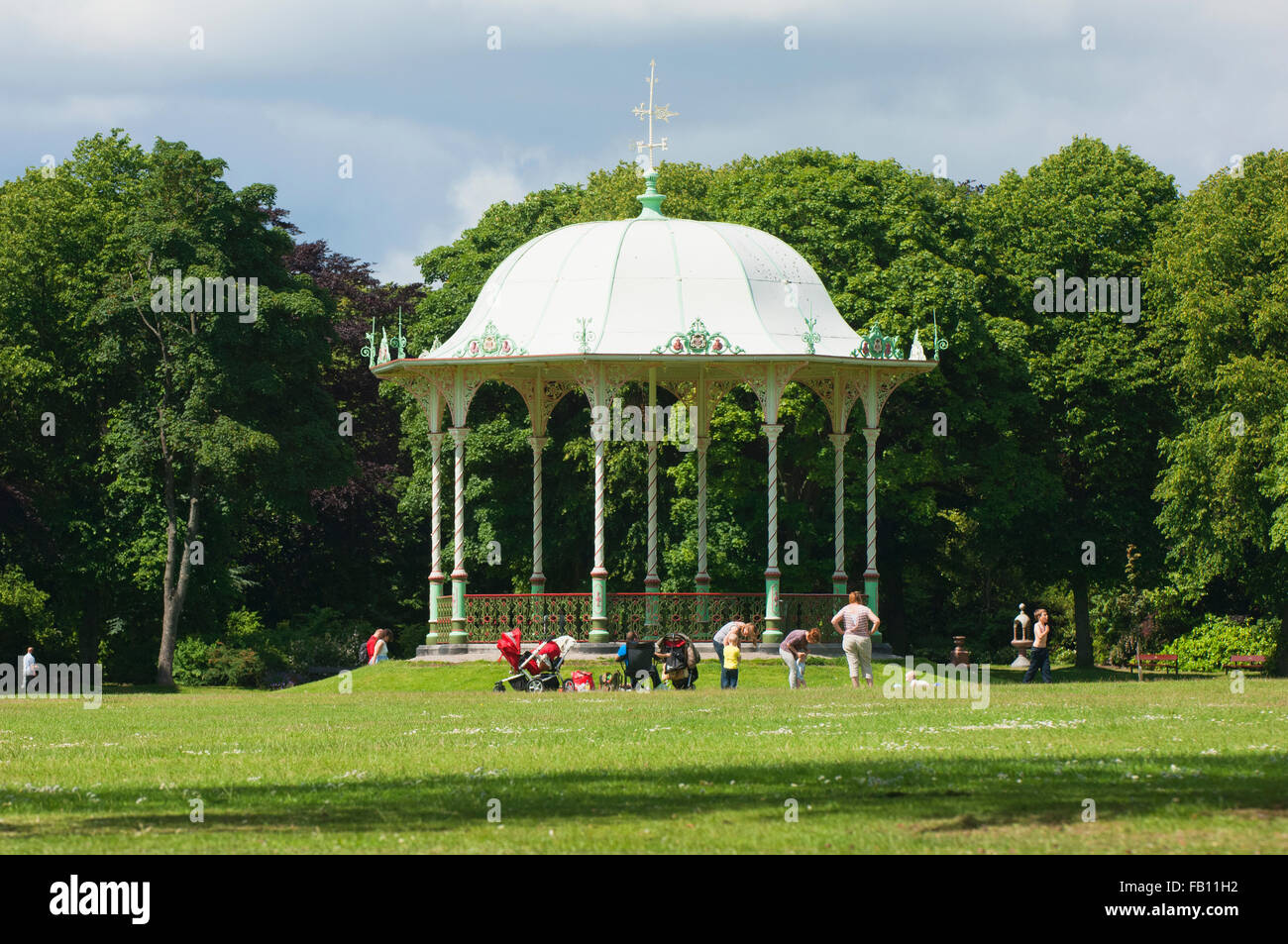 Der Musikpavillon im Duthie Park im Stadtzentrum von Aberdeen - Schottland, Großbritannien. Stockfoto