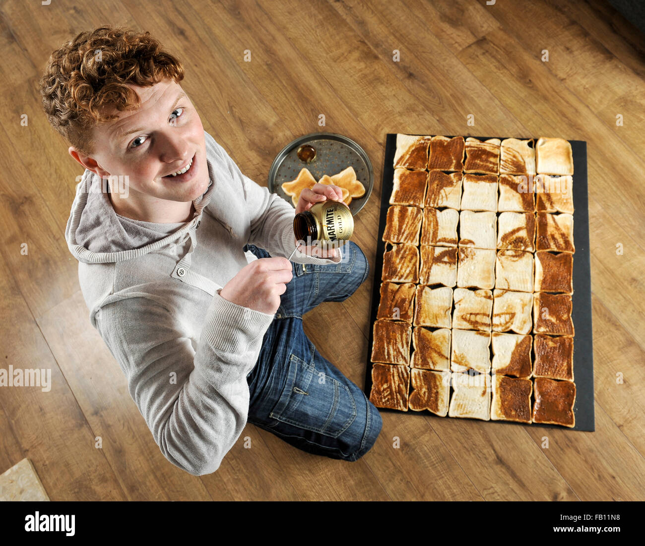 Walisischer Künstler Nathan Wyburn mit seinem Porträt von Kate Middleton von Marmite verbreiten auf geröstetem Brot gemacht. Stockfoto