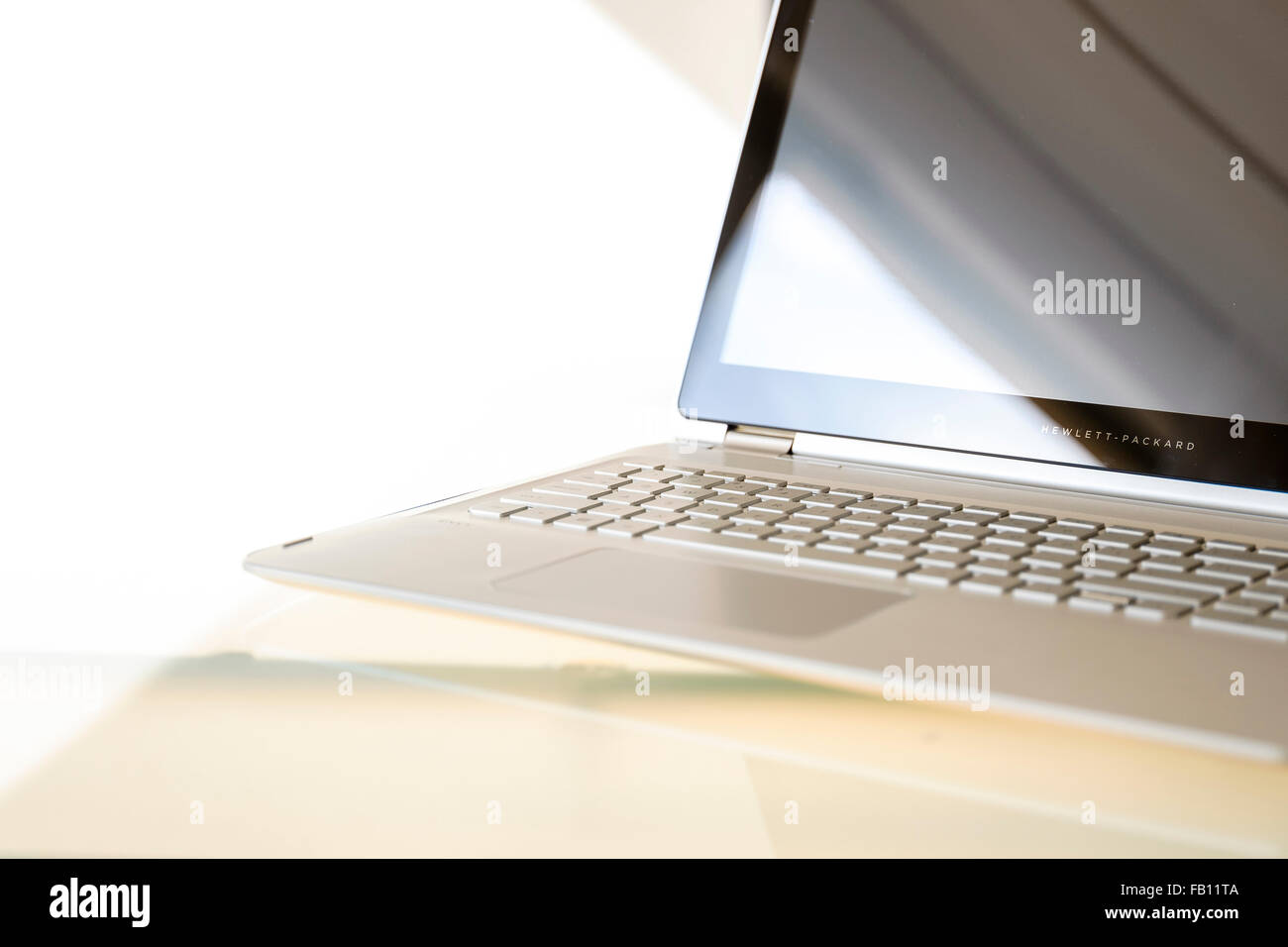 Laptop auf Glastisch Stockfoto