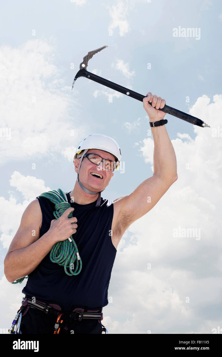 Porträt des Mannes mit Kletterausrüstung im freien Stockfoto