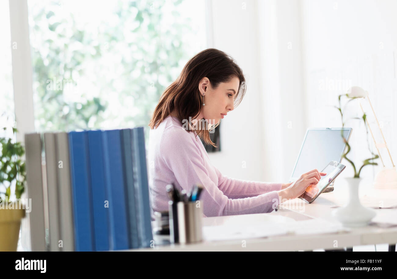 Junge Frau mit digitalen Tablet Stockfoto