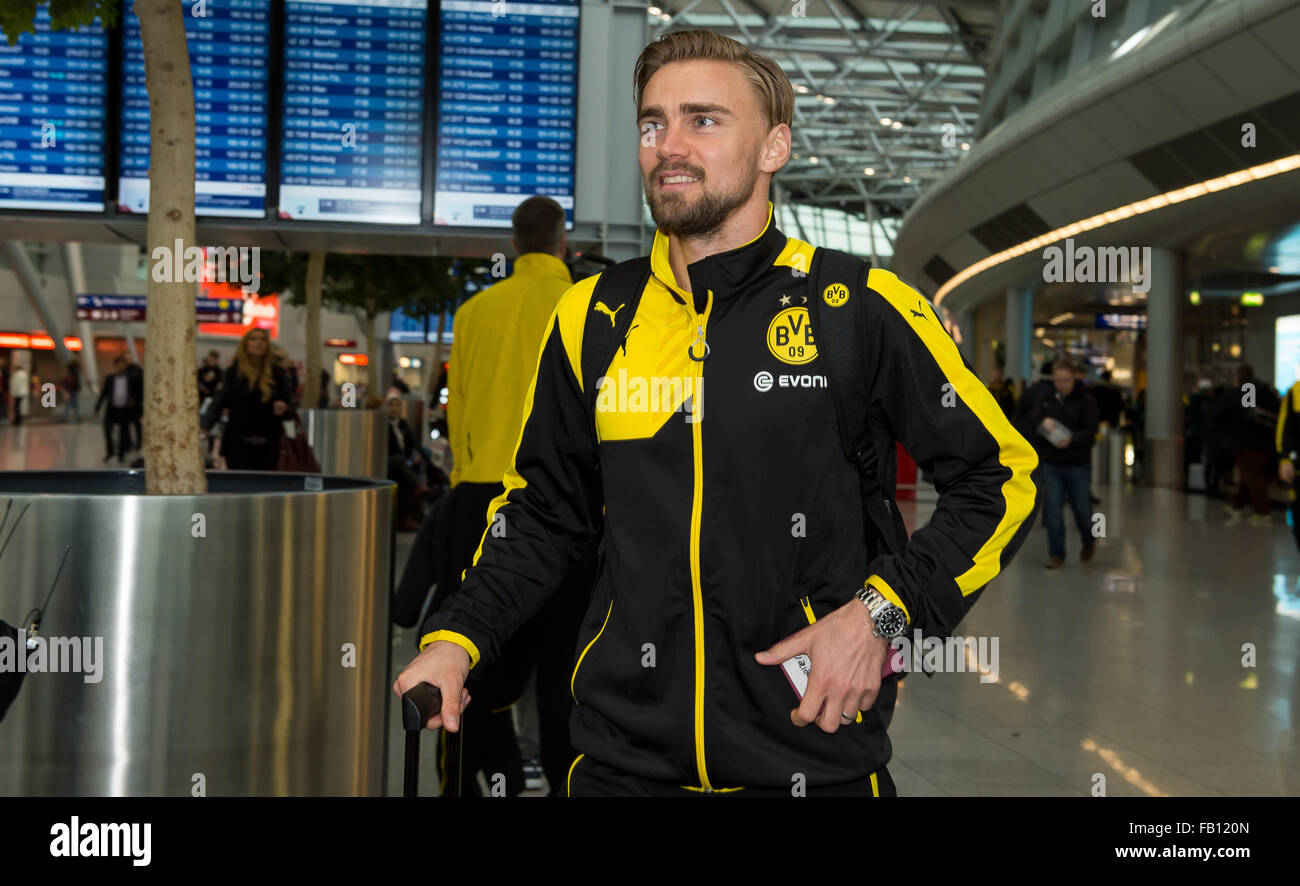 Düsseldorf, Deutschland. 7. Januar 2016. Dortmunder Marcel Schmelzer am Düsseldorfer Flughafen vor der Abreise ins Trainingslager in Dubai, in Düsseldorf, 7. Januar 2016 abgebildet. Borussia Dortmund werden in Dubai bis zum 16 Januar, für die zweite Hälfte der Bundesliga-Saison vorzubereiten. Foto: GUIDO KIRCHNER/DPA/Alamy Live-Nachrichten Stockfoto