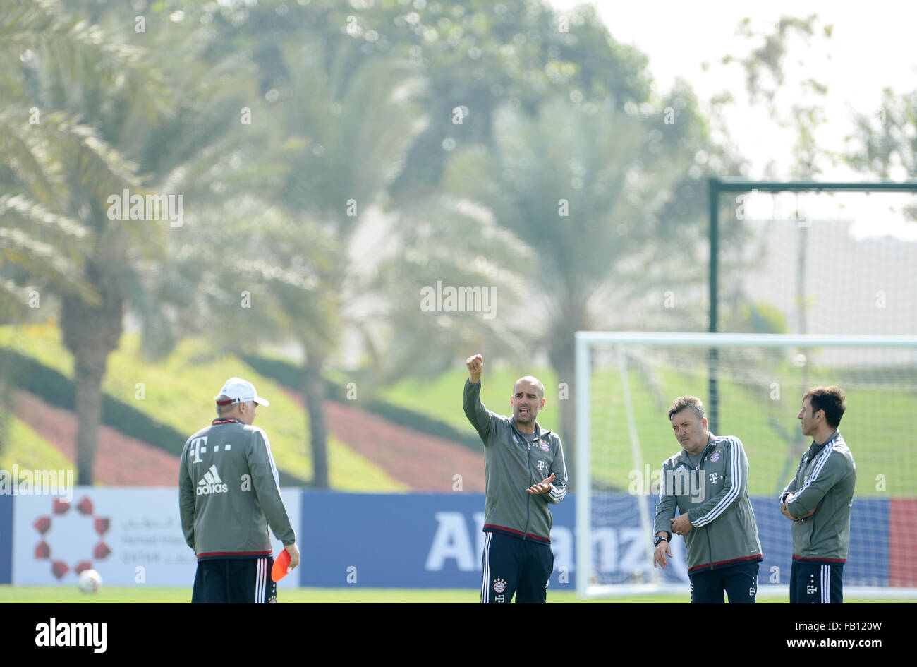 Doha, Katar. 7. Januar 2016. Münchens Trainer Pep Guardiola (2 L) spricht mit seinem Co-Trainer Hermann Gerland (L) und Domenec Torrent nach einer Trainingseinheit in Doha, Katar, 7. Januar 2016. Bayern München soll in Katar bis 12. Januar 2016 zur Vorbereitung der zweiten Hälfte der deutschen Fußball-Bundesliga-Saison zu bleiben. Foto: ANDREAS GEBERT/Dpa/Alamy Live-Nachrichten Stockfoto
