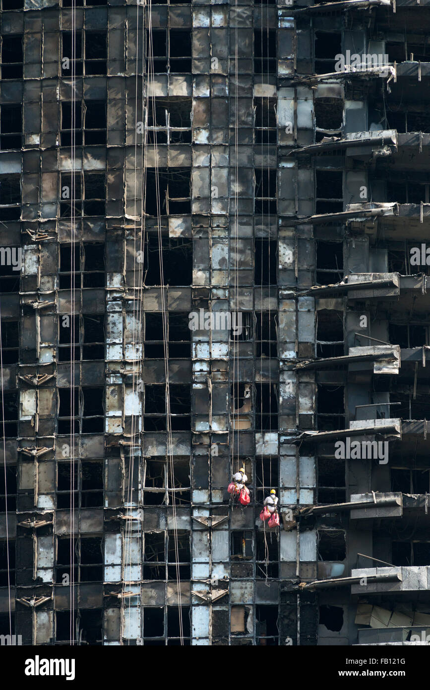 Dubai, Vereinigte Arabische Emirate. 7. Januar 2016. Arbeiter Abseilen die ausgenommene Fassade des The Address Hotel nach Brand verwüstet das Gebäude am Silvester Eve 2016. Inspektion und Reparaturen haben begonnen und das Hotel vollständig repariert und wieder geöffnet werden soll. Bildnachweis: Iain Masterton/Alamy Live-Nachrichten Stockfoto