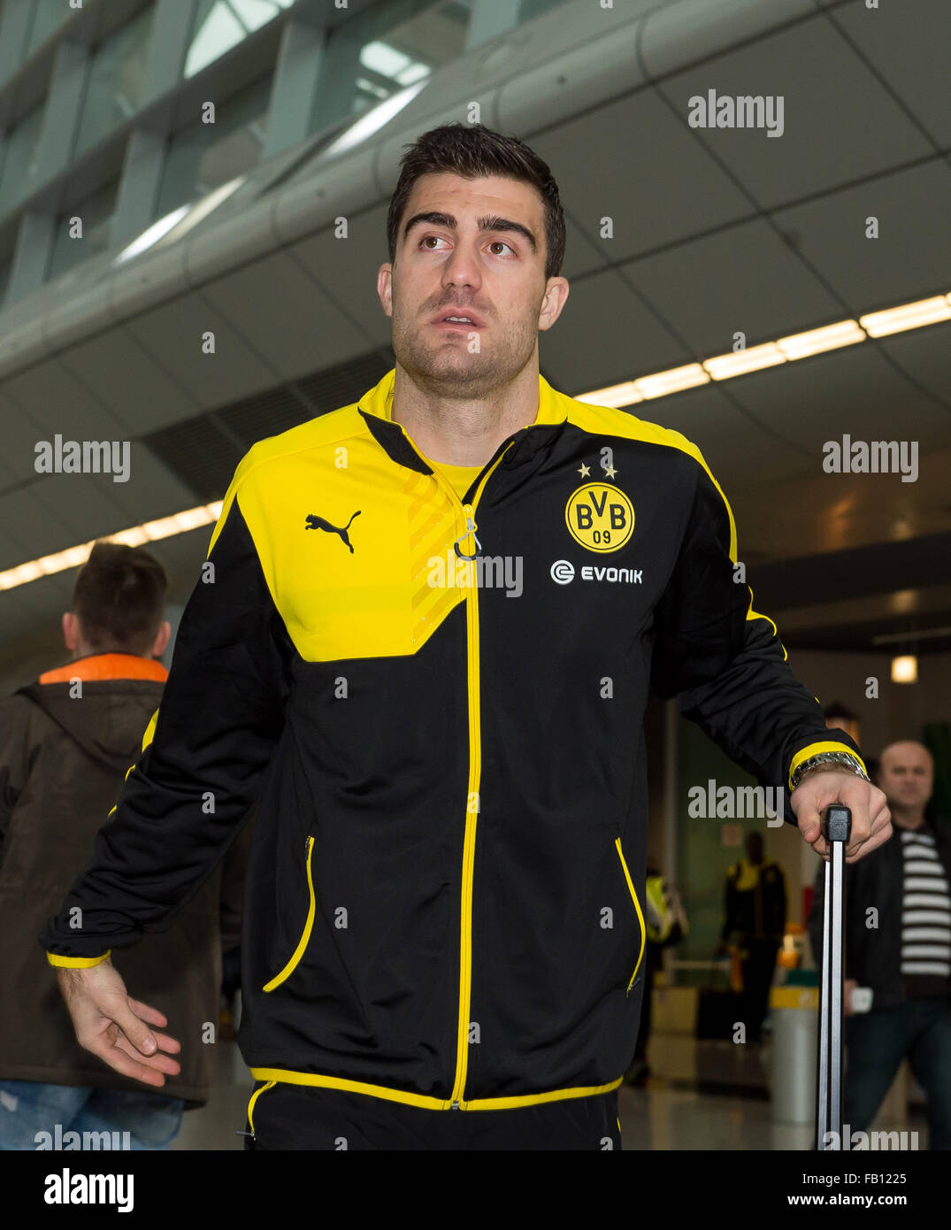 Düsseldorf, Deutschland. 7. Januar 2016. Dortmunder Sokratis am Düsseldorfer Flughafen vor der Abreise ins Trainingslager in Dubai, in Düsseldorf, 7. Januar 2016 abgebildet. Borussia Dortmund werden in Dubai bis zum 16 Januar, für die zweite Hälfte der Bundesliga-Saison vorzubereiten. Foto: GUIDO KIRCHNER/DPA/Alamy Live-Nachrichten Stockfoto