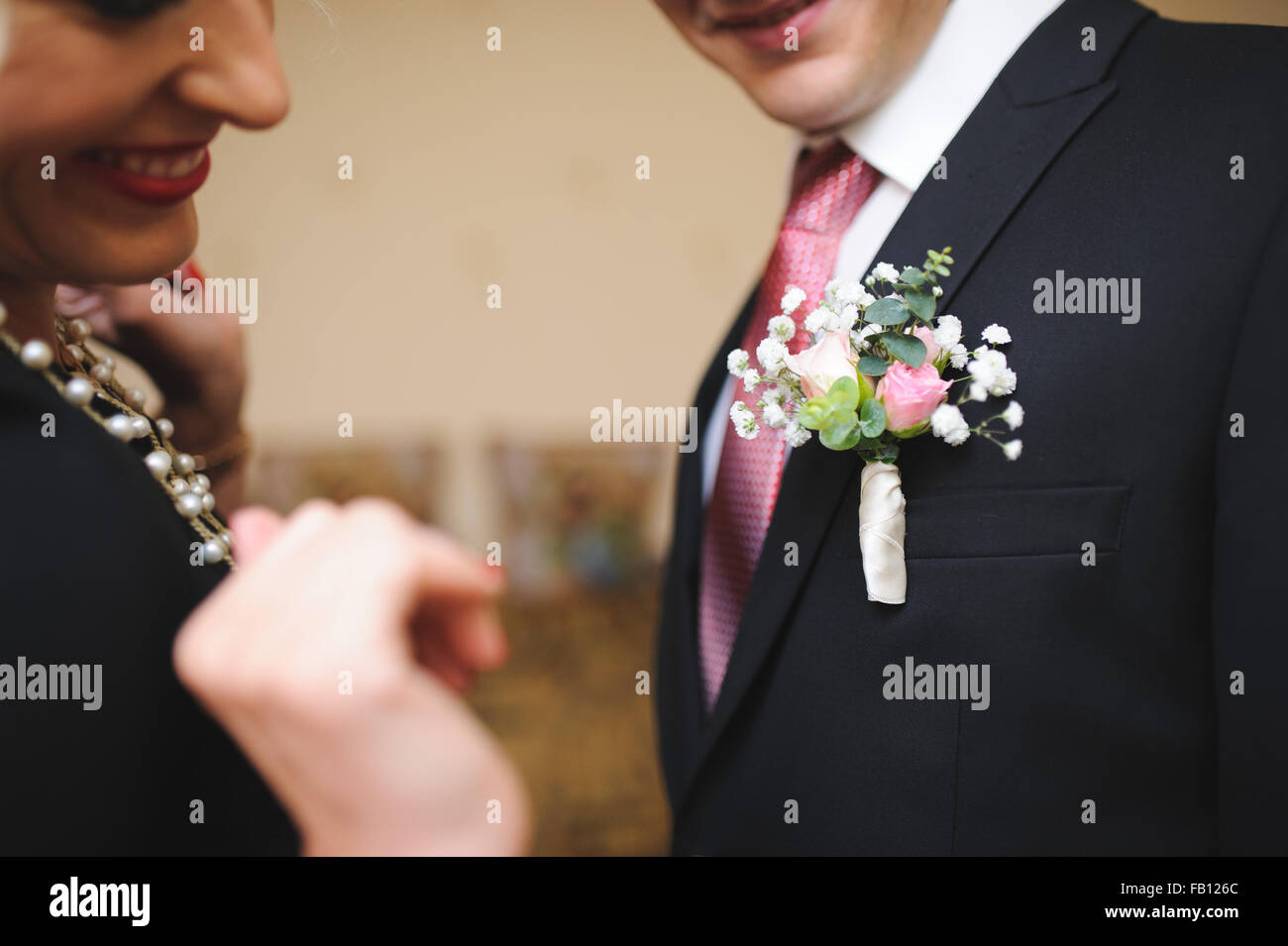 Pinning ein Boutonniere für Bräutigam auf seiner Hochzeit Stockfoto