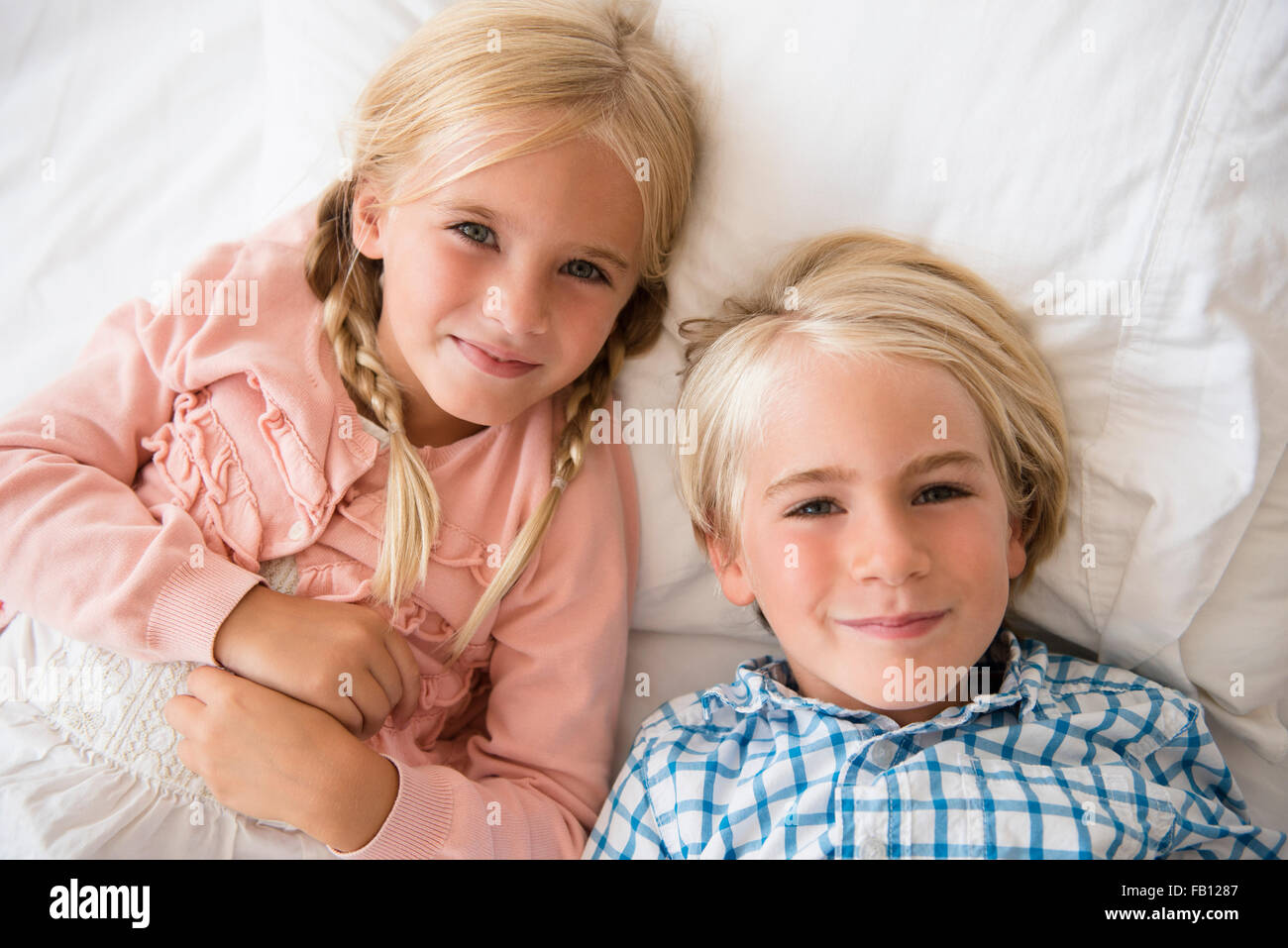 Jungen (4-5) und Mädchen (6-7) Blick in die Kamera Stockfoto