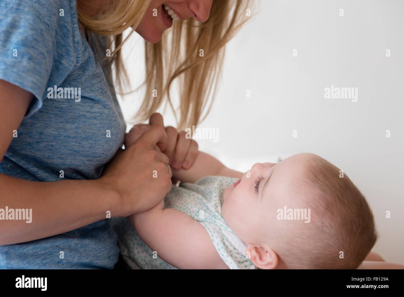Mutter, die Hand in Hand der Tochter (12-17 Monate) Stockfoto
