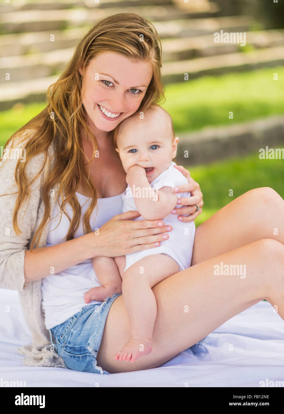 Mutter Baby Holding (6-11 Monate) auf Schoß Stockfoto