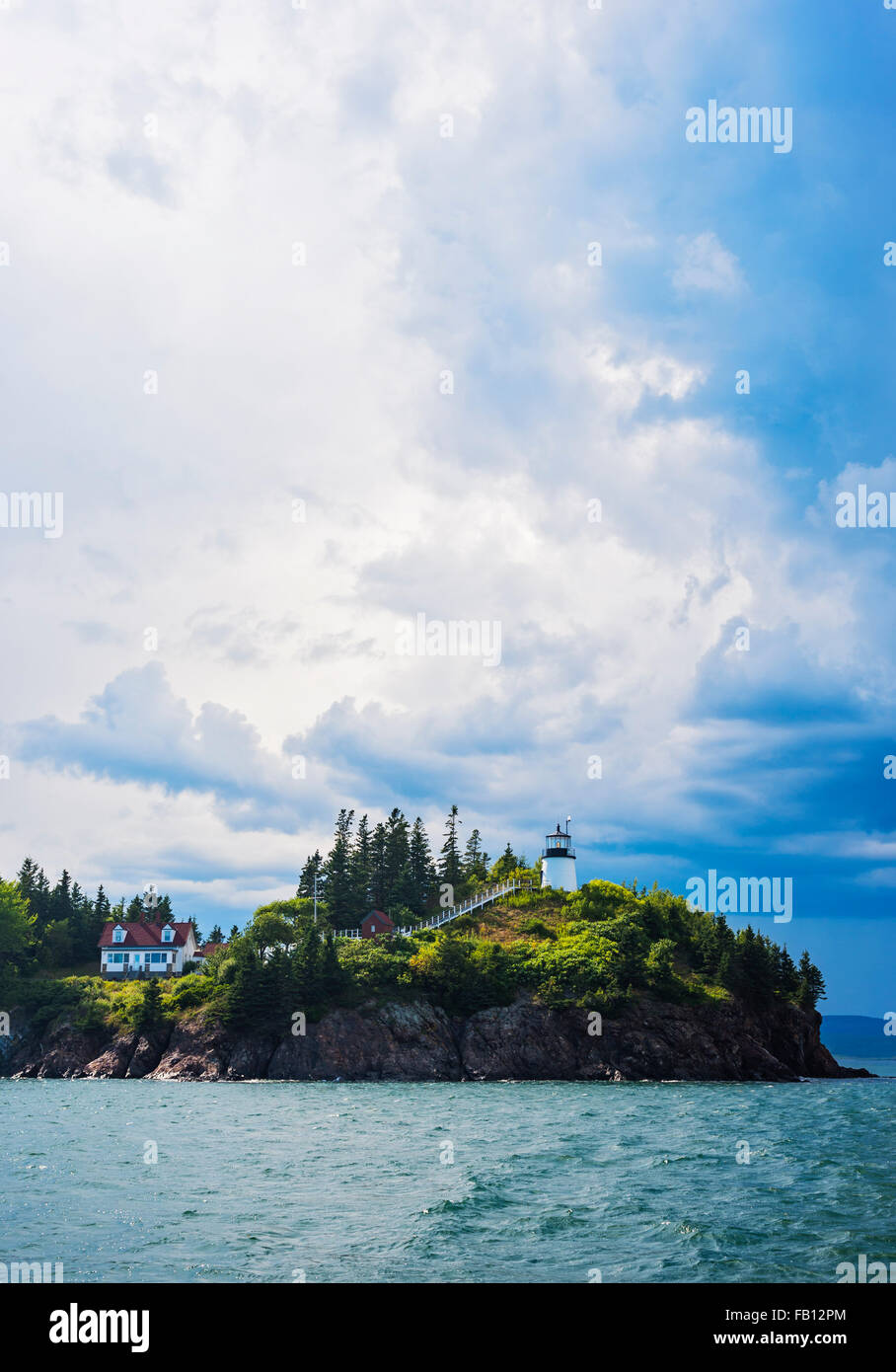 Leuchtturm auf Felsen Stockfoto