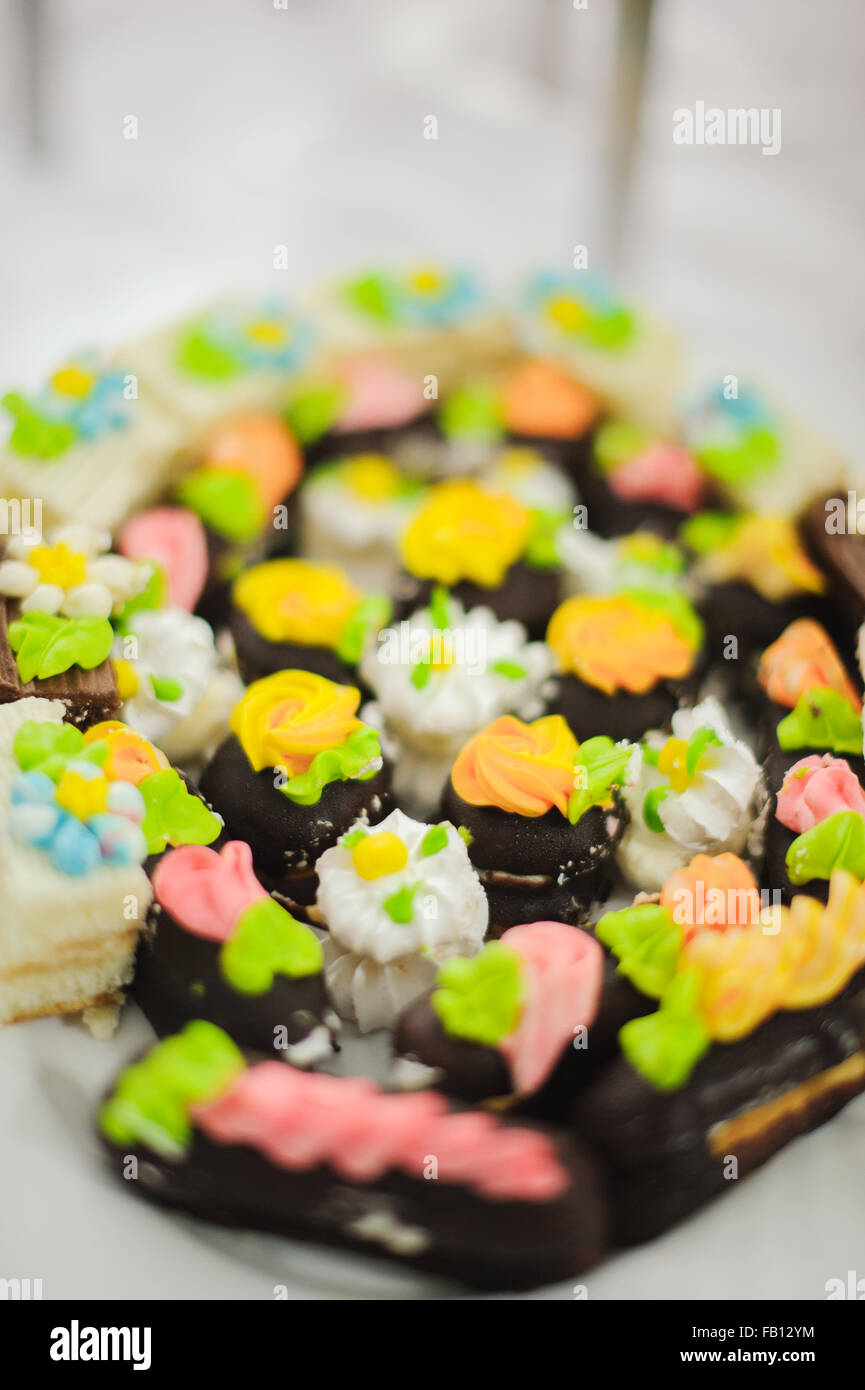 Hochzeit-Dessert mit leckeren süßen Kuchen Stockfoto