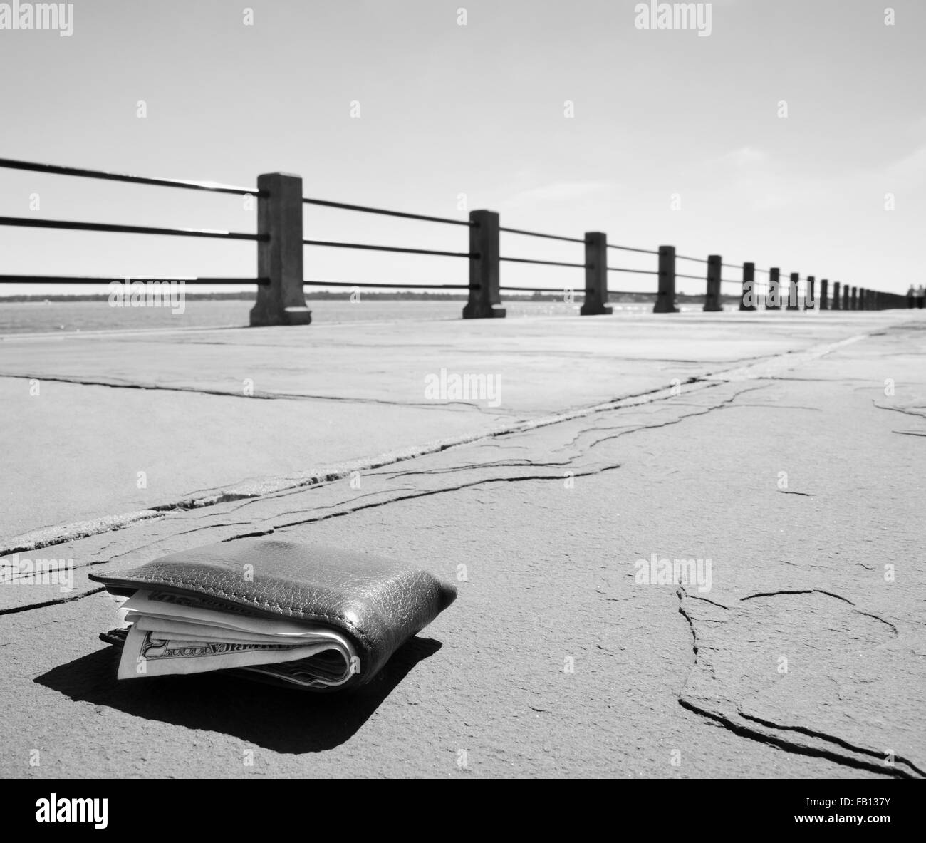 Brieftasche auf leere promenade Stockfoto