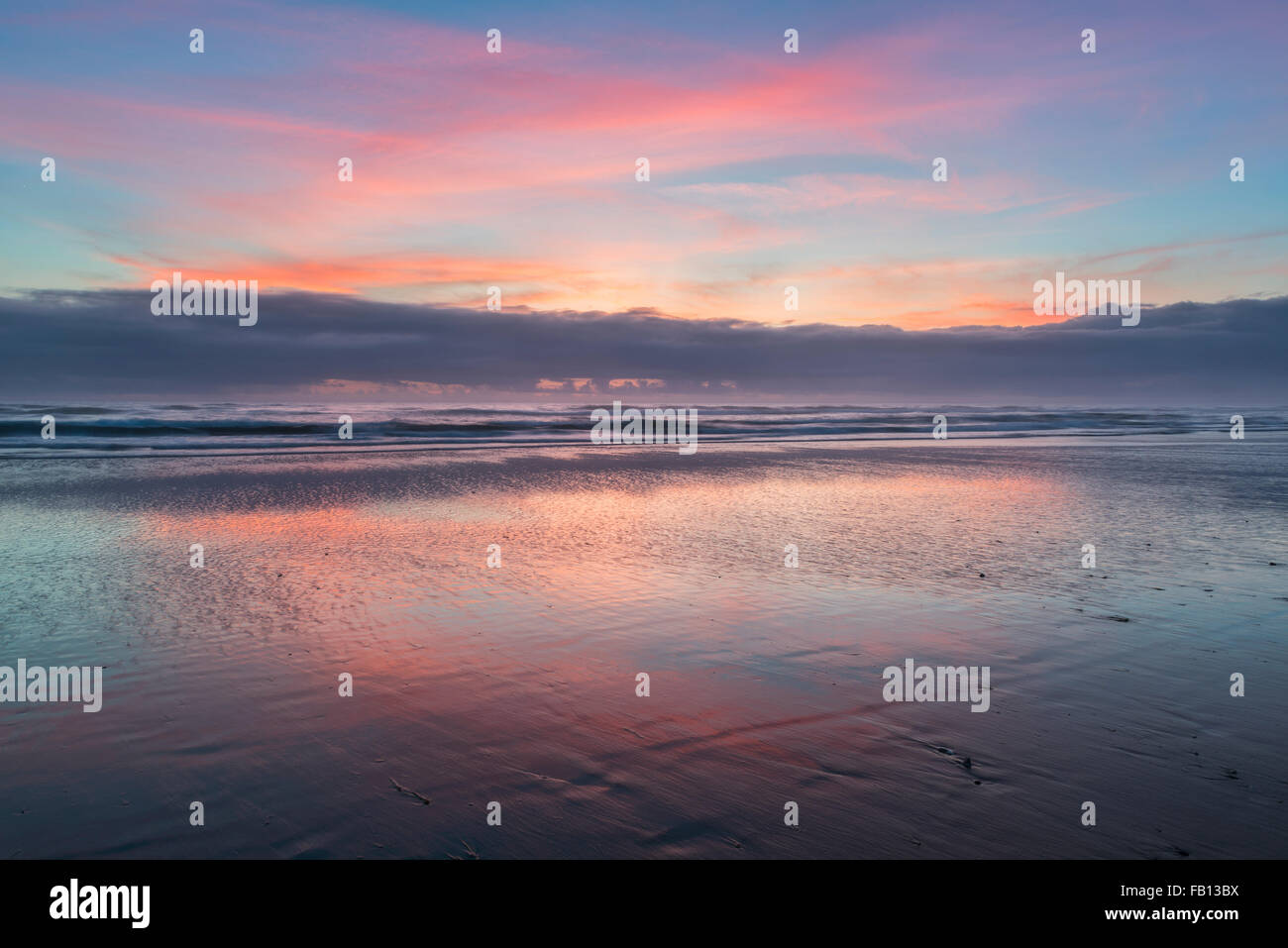 Himmel bei Sonnenuntergang im Wasser reflektiert Stockfoto