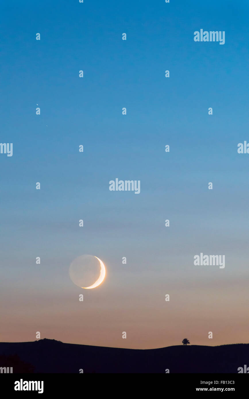 Mond am Himmel bei Sonnenuntergang Stockfoto