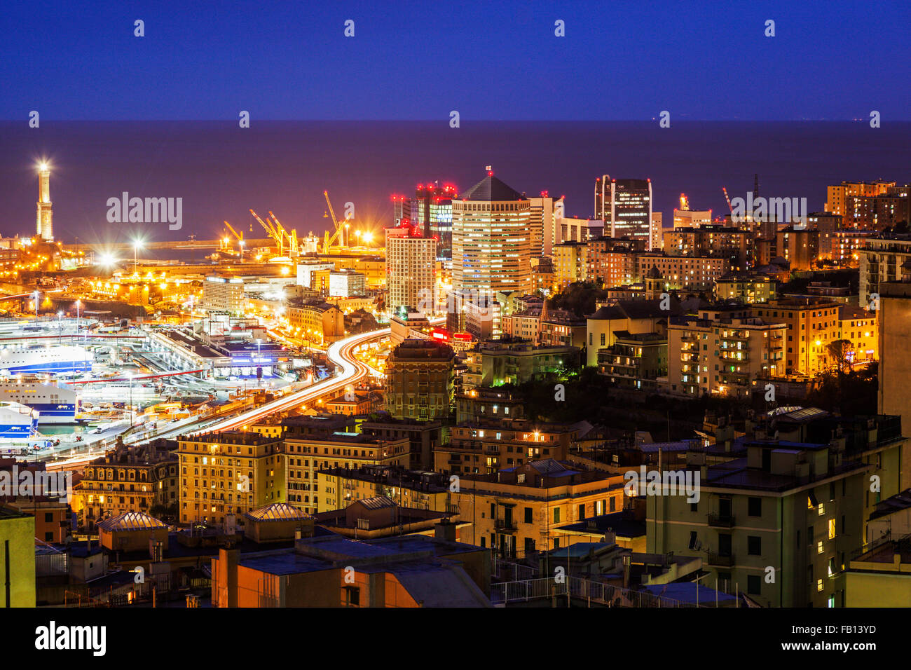 Stadtansicht mit Hafen im Hintergrund in der Nacht Stockfoto