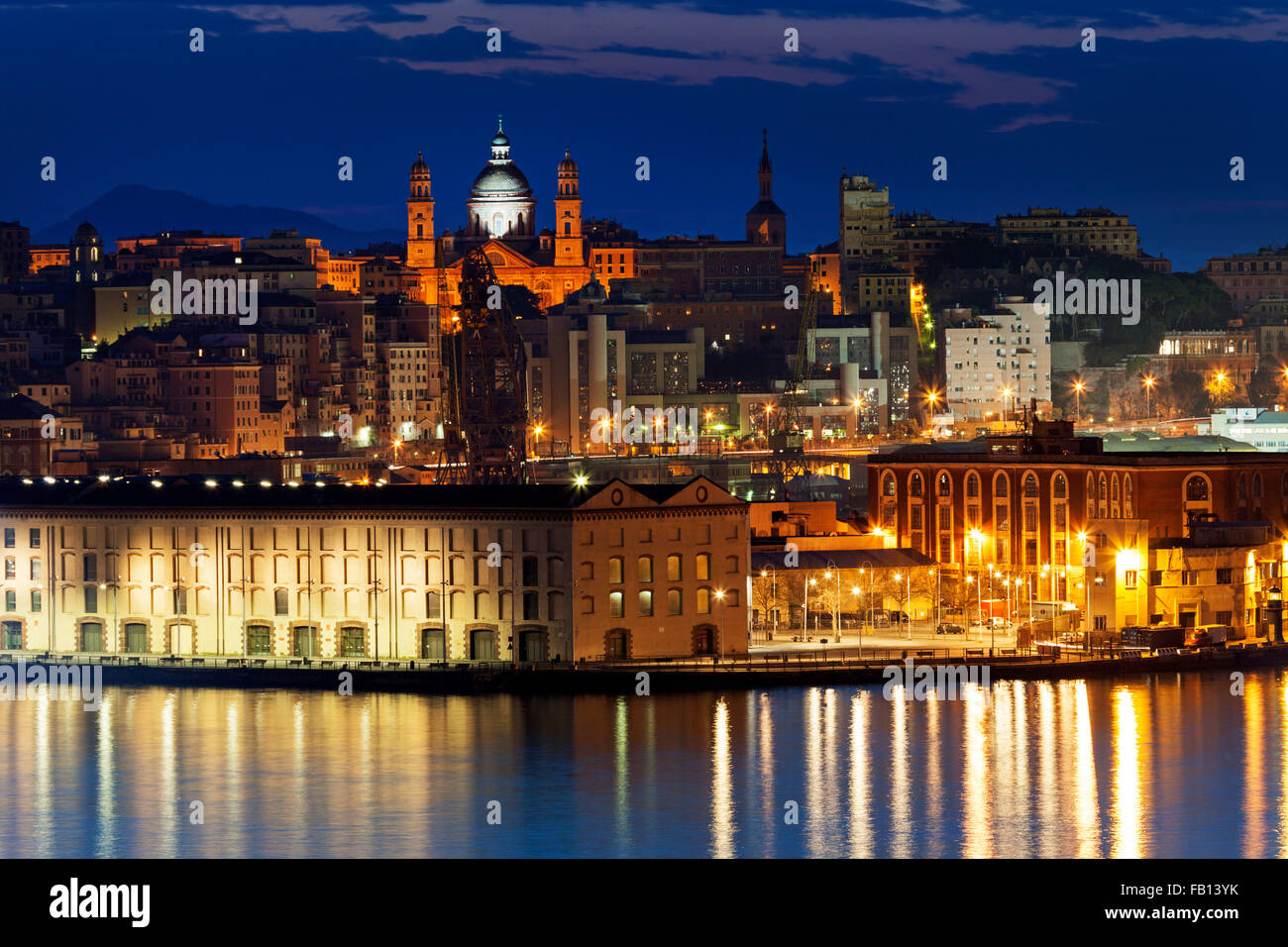 Altstadt von Genua durch den Hafen Stockfoto