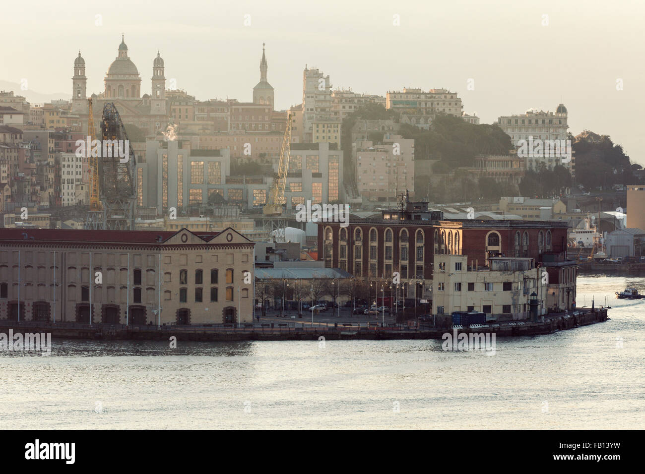 Altstadt von Genua durch den Hafen Stockfoto