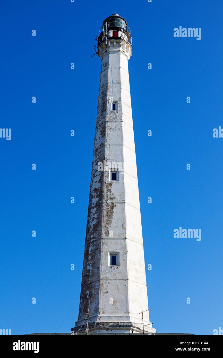 Niedrigen Winkel Blick auf Punta Penna Leuchtturm Stockfoto