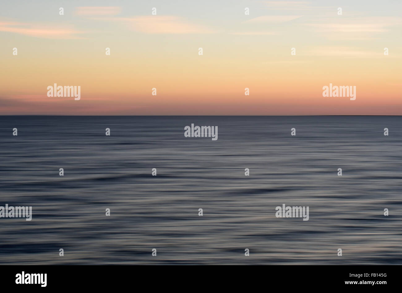 Horizont über Wasser in der Abenddämmerung Stockfoto