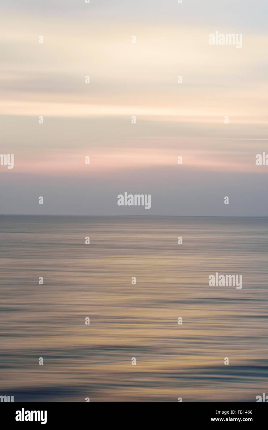 Horizont über Wasser in der Abenddämmerung Stockfoto