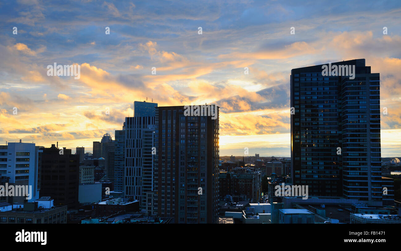 Romantische Himmel über der Stadt Stockfoto