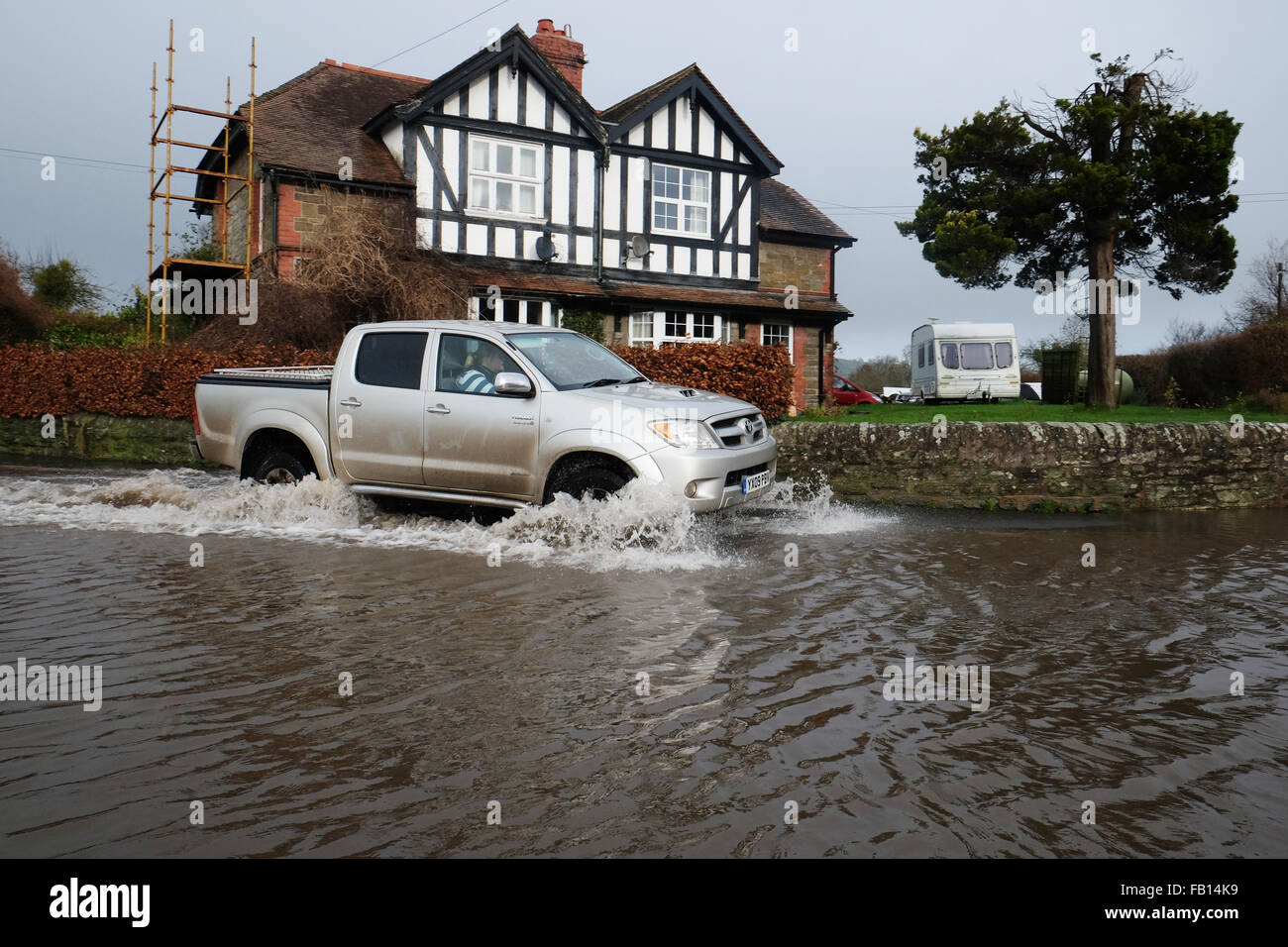 Combe, Herefordshire, England. 7. Januar 2016. Ein 4WD Auto verhandelt die überfluteten B4362 in Combe an der Grenze von England-Wales verbindet Presteigne, Powys mit Shobdon, Herefordshire. Die lokalen Hindwell Brook hat seinen Ufern platzen, wie große Mengen an Wasser weiter von vorgelagerten in Wales nach unten fortgesetzt. Stockfoto