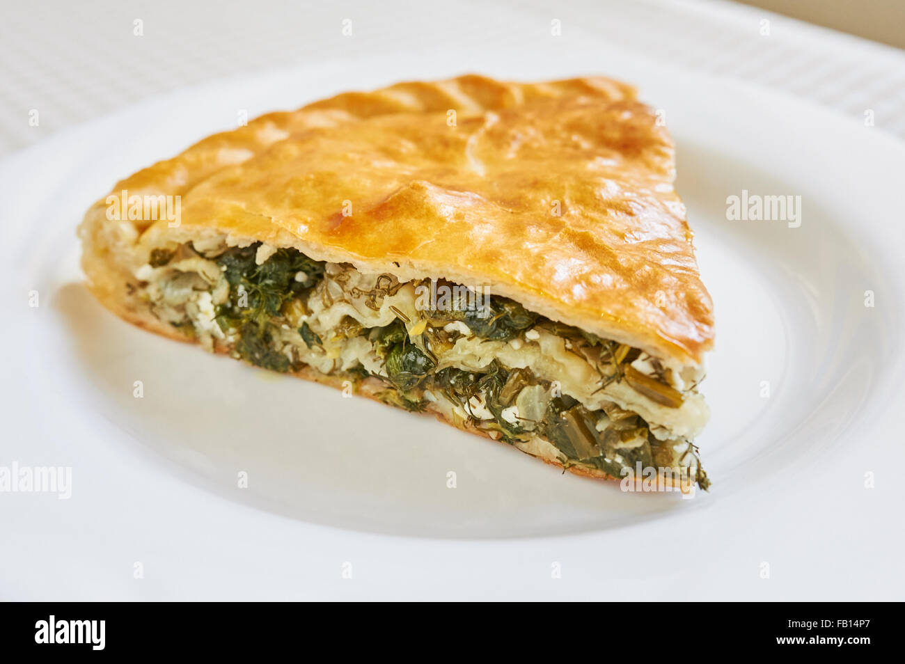 Spinat und Feta Pie in Blätterteig mit Salat. Traditionelle griechische Spanakopita. Stockfoto