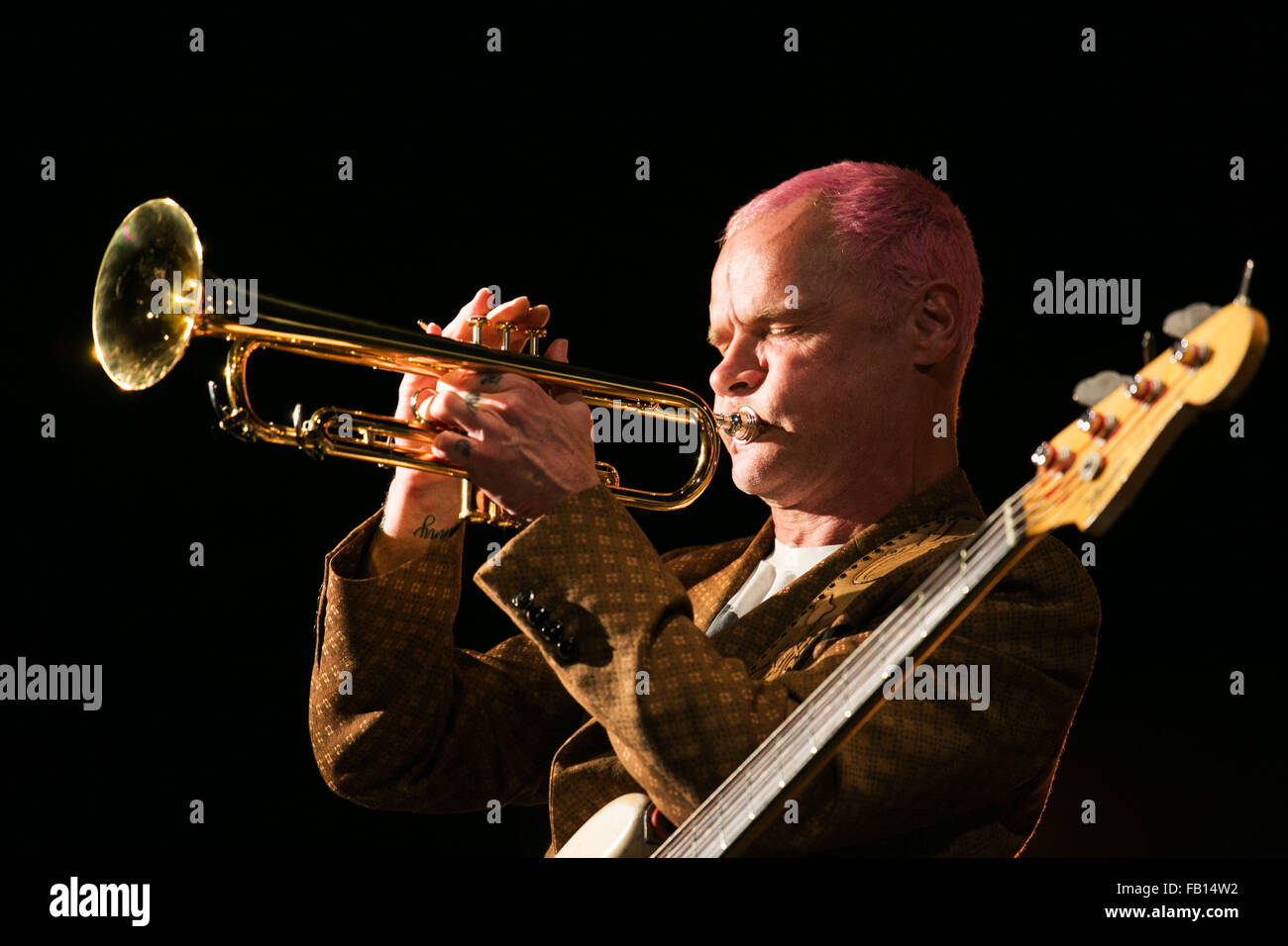 Flea von den Red Hot Chili Peppers live in Le Trianon als Teil des Pfads zur Veranstaltung in Paris. Stockfoto