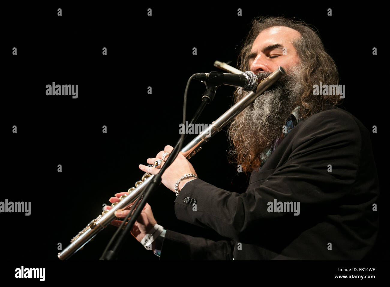 Warren Ellis mit Flea live im Le Trianon als Teil des Pfads zur Veranstaltung in Paris. Stockfoto