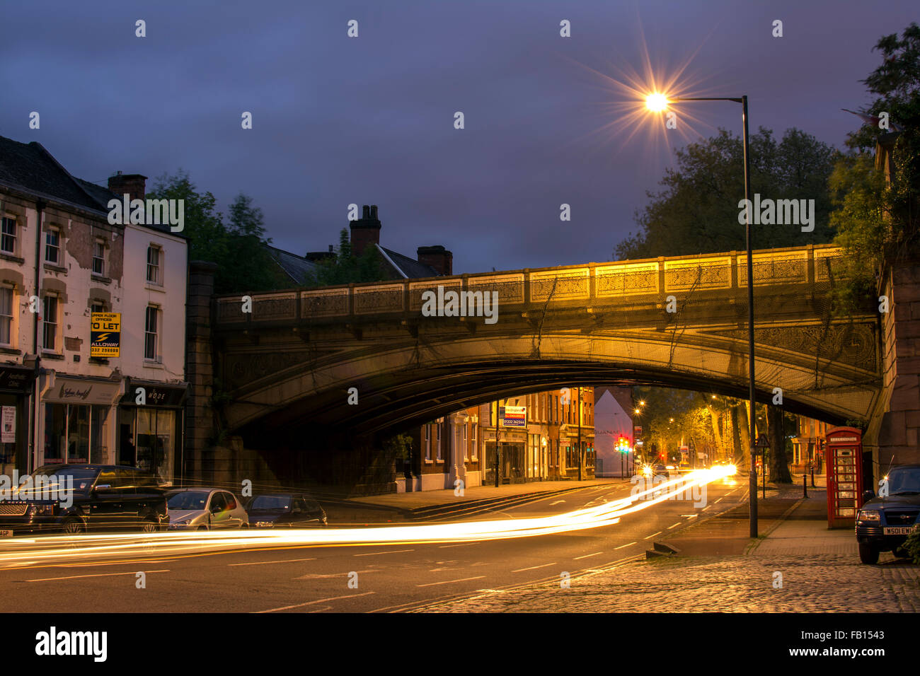 Abenddämmerung Langzeitbelichtung der Historic Mönch Gate Bridge, Derby. Stockfoto