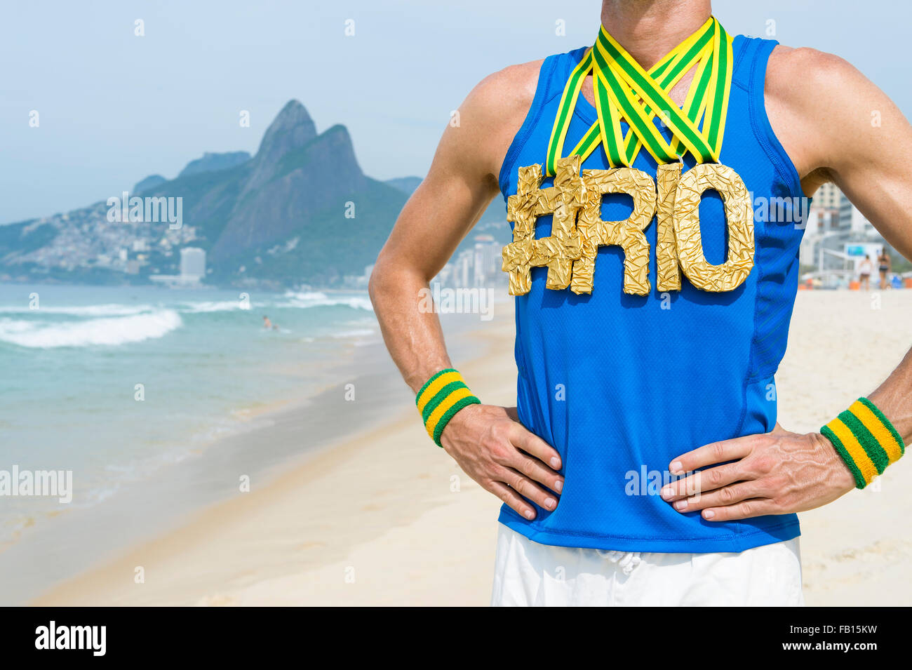 Athlet mit Hashtag RIO gold Medaillen stehen am Strand in Rio De Janeiro, Brasilien Stockfoto