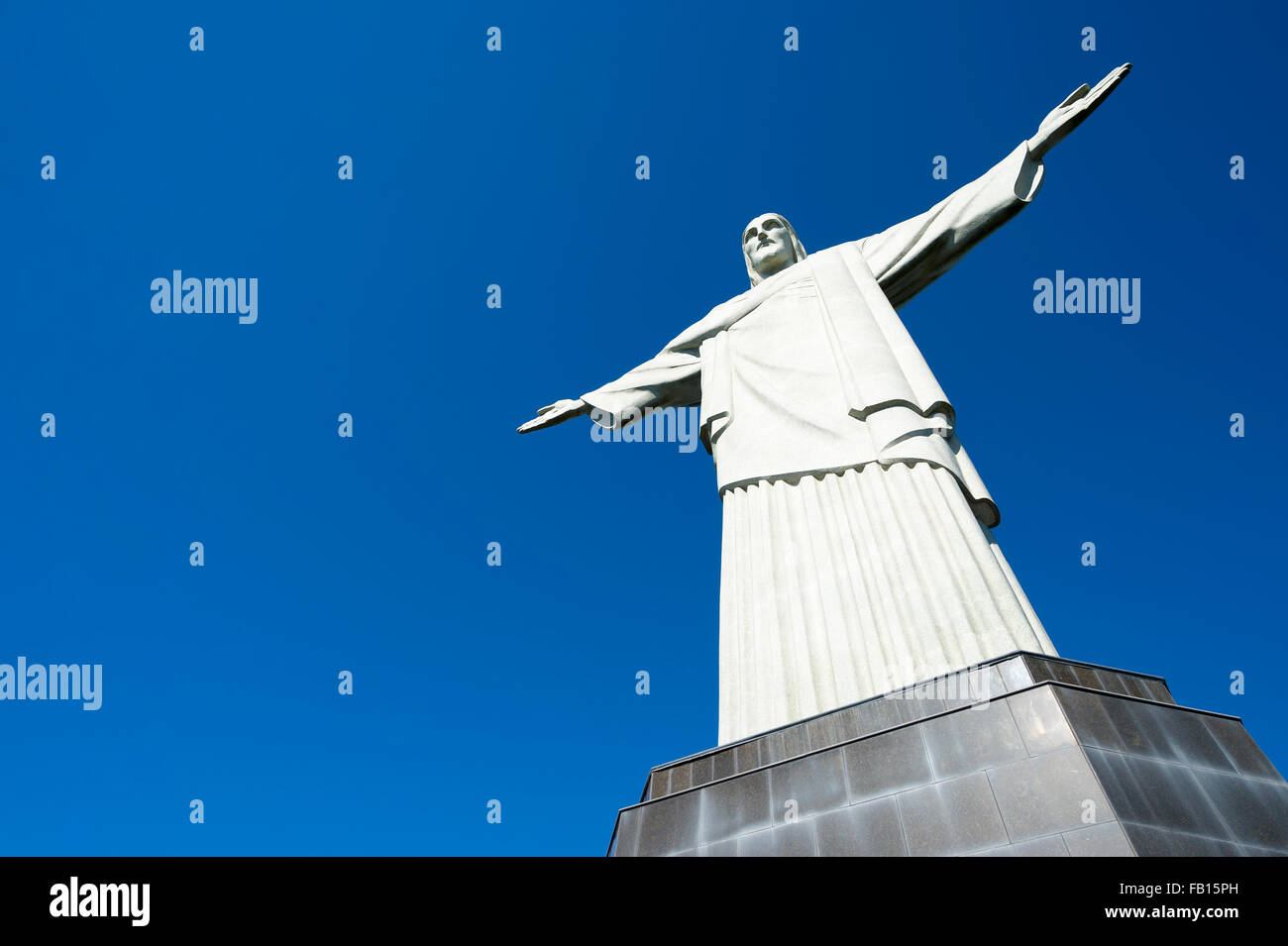 RIO DE JANEIRO, Brasilien - 5. März 2015: Christusstatue steht der Erlöser auf seiner Unterseite auf den Corcovado Berg. Stockfoto