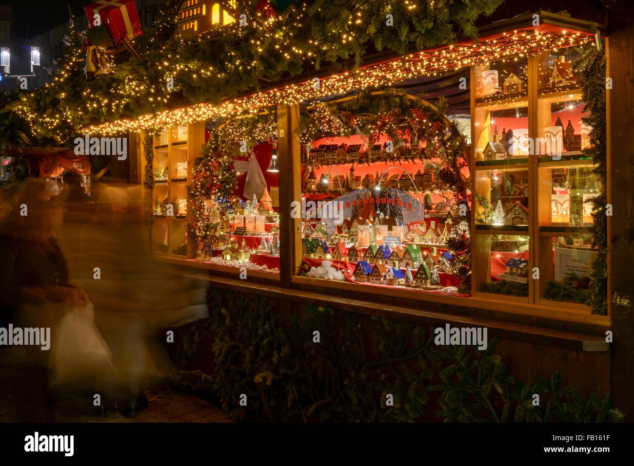 traditionelles Modell beherbergt Stand auf Weihnachtsmarkt, Stuttgart Stockfoto