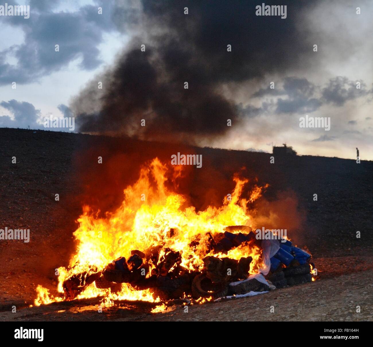 Zabul. 6. Januar 2016. Foto aufgenommen am 6. Januar 2016 zeigt Rauch steigt aus der Verbrennung von Drogen in Qalat, Hauptstadt des südlichen Afghanistan Zabul Provinz. Polizei in der südlichen Provinz Zabul, 340 km südlich von Kabul, set Flammen 9,5 Tonnen illegaler Drogen wie Heroin und Haschisch auf Mittwoch, Provinzpolizei Chef Mir Wais Norzai sagte am Donnerstag. © Manan Arghand/Xinhua/Alamy Live-Nachrichten Stockfoto