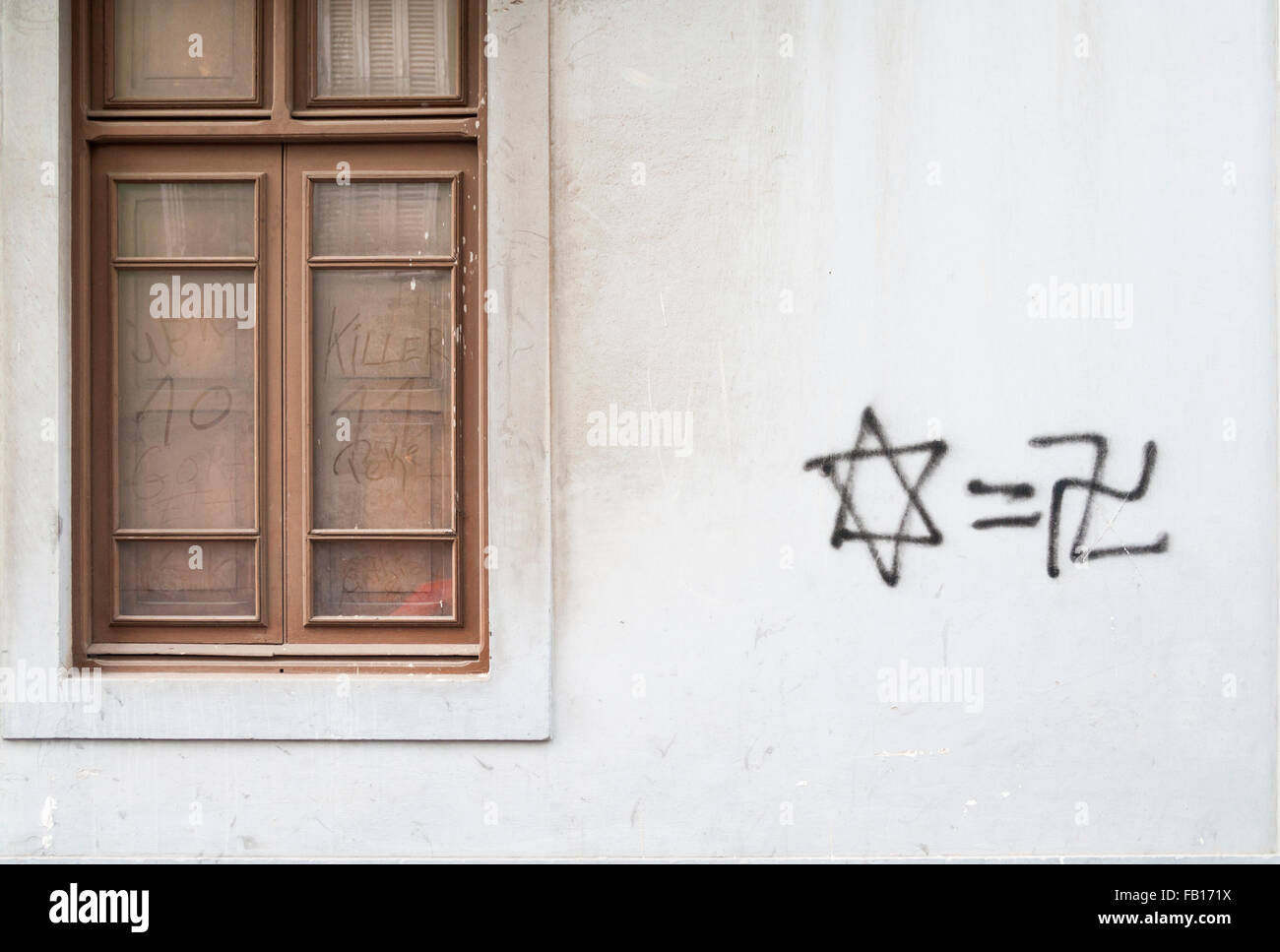 Anti-semitic Graffiti (Davidsstern und Hakenkreuz) an Hauswand. Stockfoto