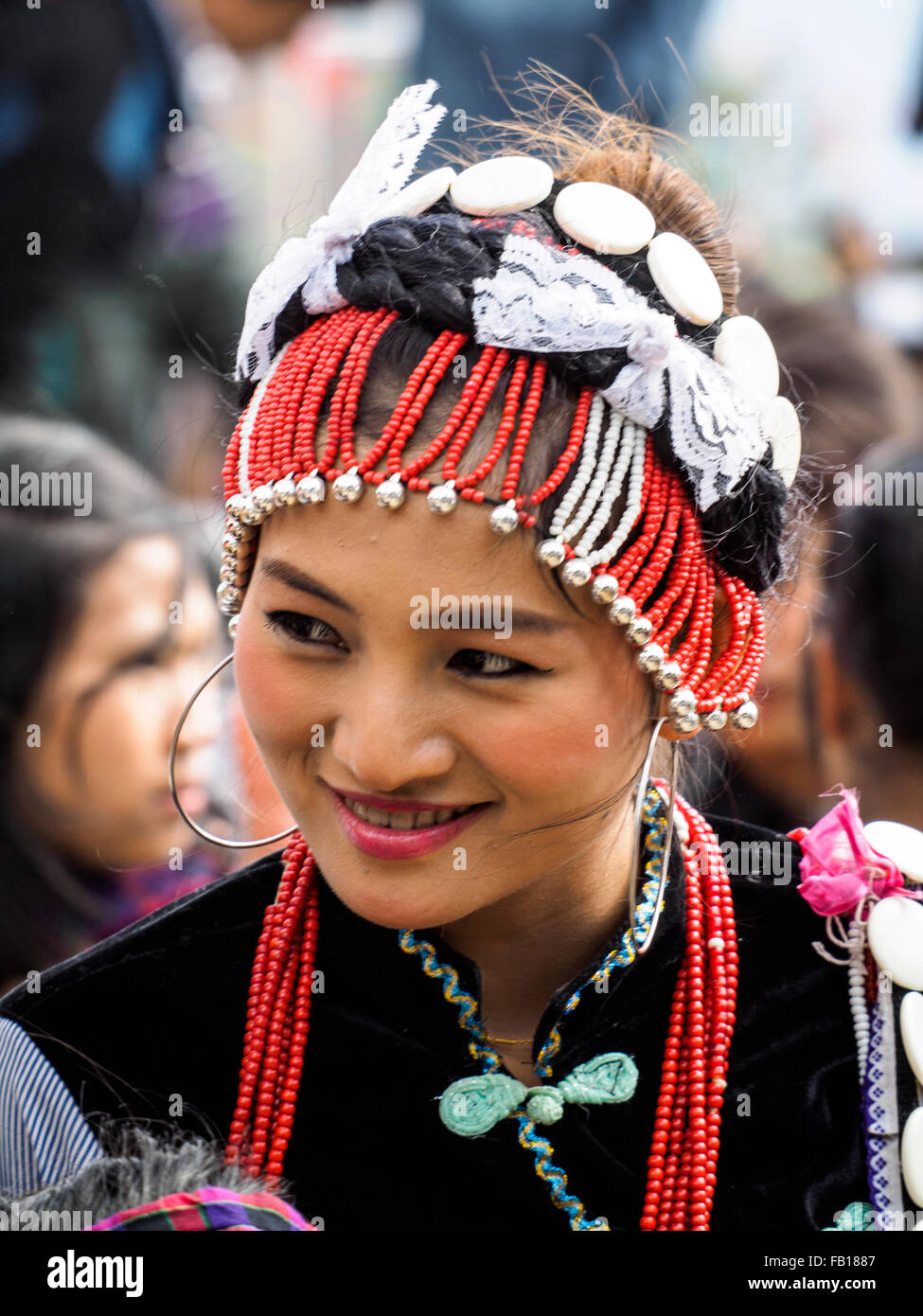 Ein tribal Kostüm bei Manau Tanz, traditionelle Zeremonie der Kachin Menschen zu feiern Kachin Nationalfeiertag in Myitkyina, Myanmar Stockfoto