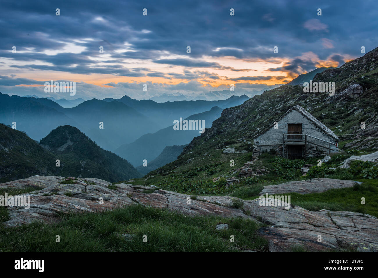 Hütte am Berg Alpen bei Sonnenauf- oder Sonnenuntergang Stockfoto