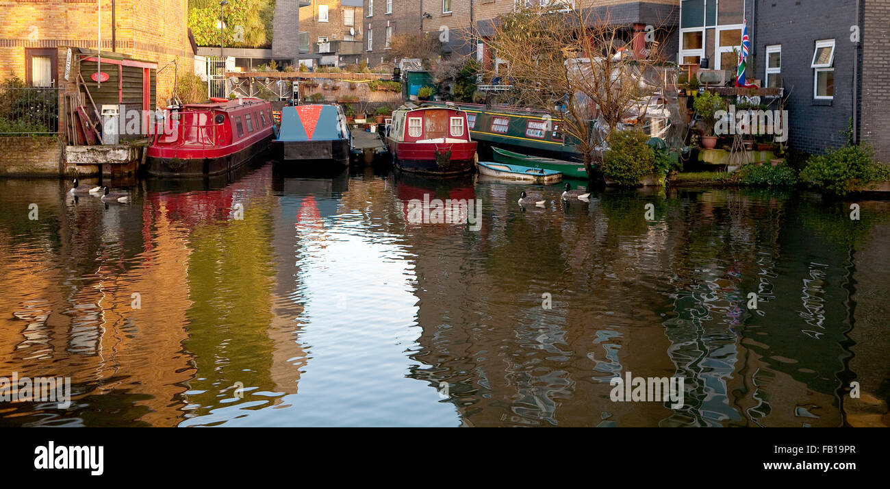 Eine kleine Bucht in der Grand Union Canal verwendet, um eine Entladung Seite für die Transport-Boote. Jetzt ist es ein Ort, wo Menschen leben Stockfoto