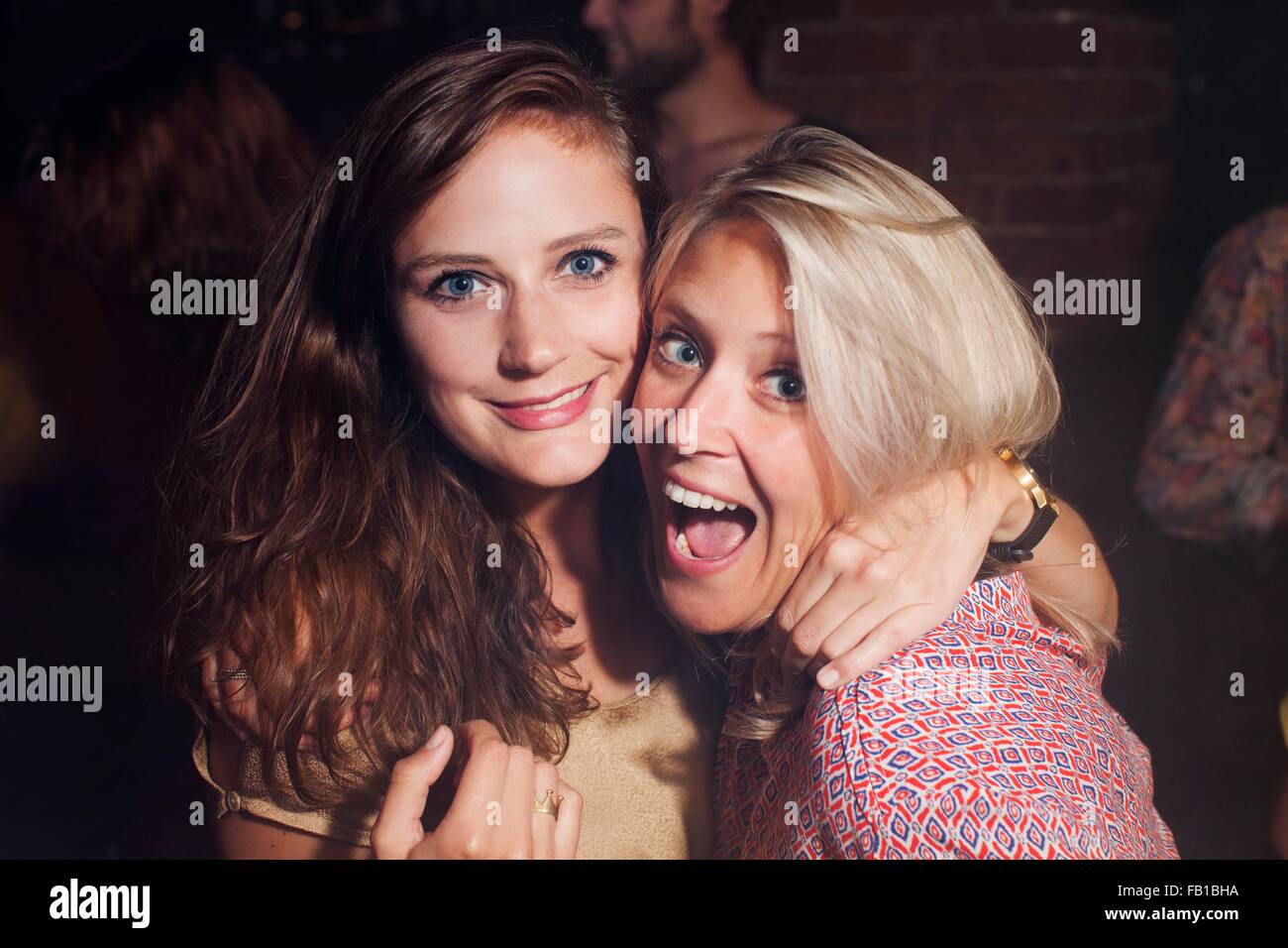 Junge Frauen, die Spaß im club Stockfoto