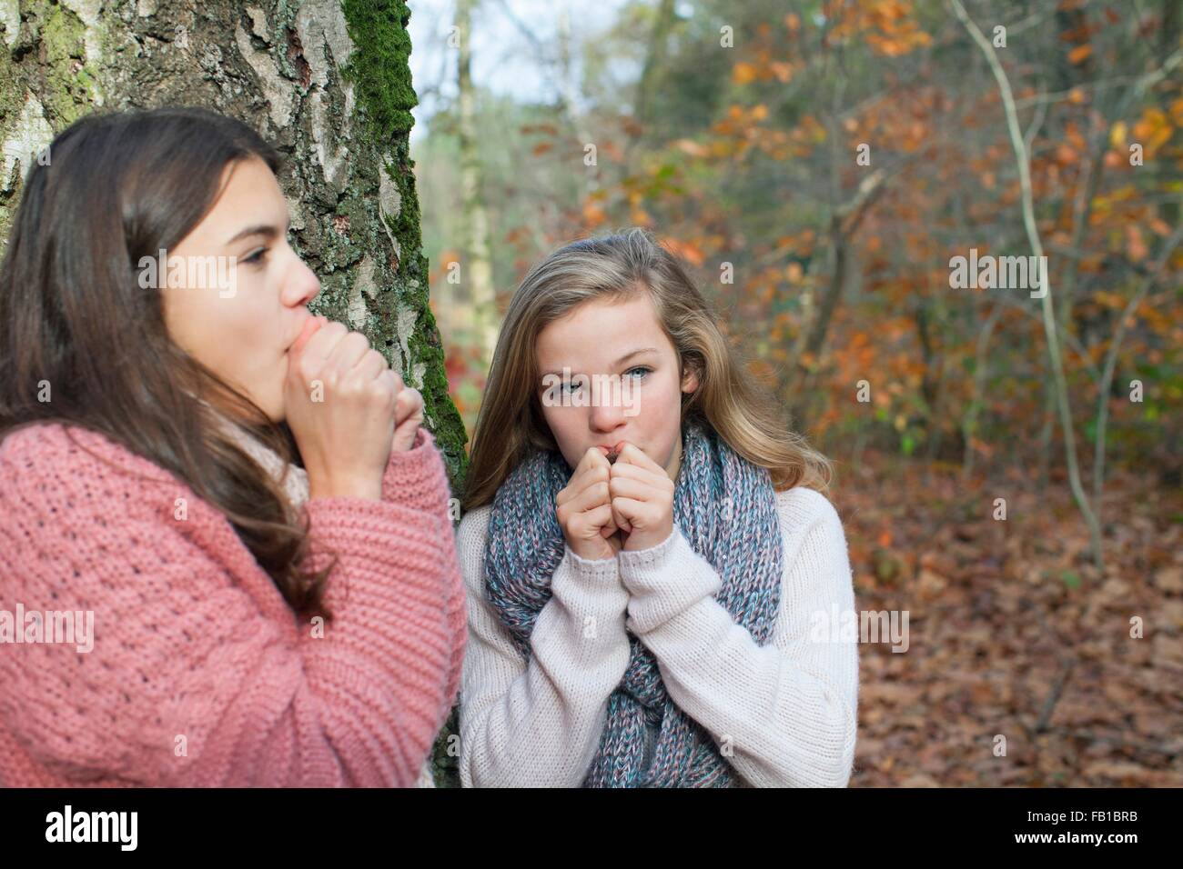 Teenager im Wald übergibt Mund imitiert tierischen Lärm, wegschauen Stockfoto