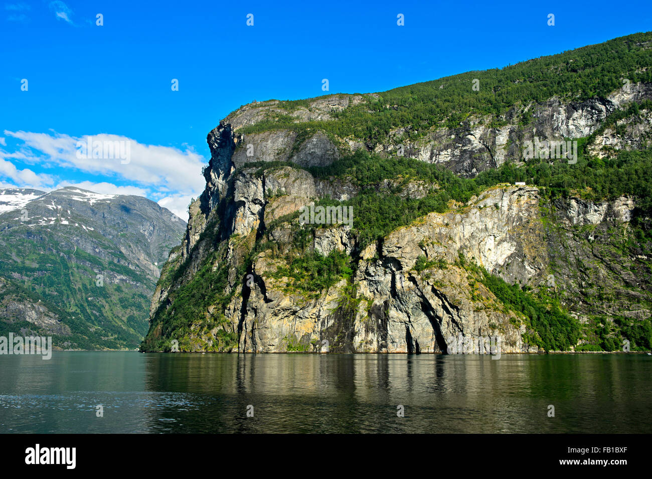 Klippe, UNESCO World Heritage Site Geirangerfjord in Geiranger, Norwegen Stockfoto