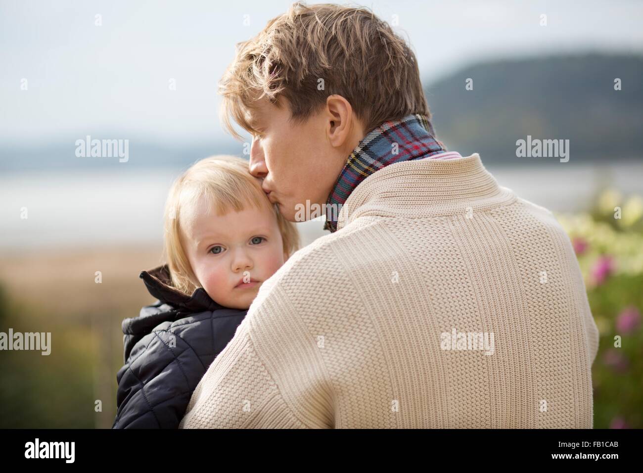 Vater Sohn im Bio-Garten küssen Stockfoto