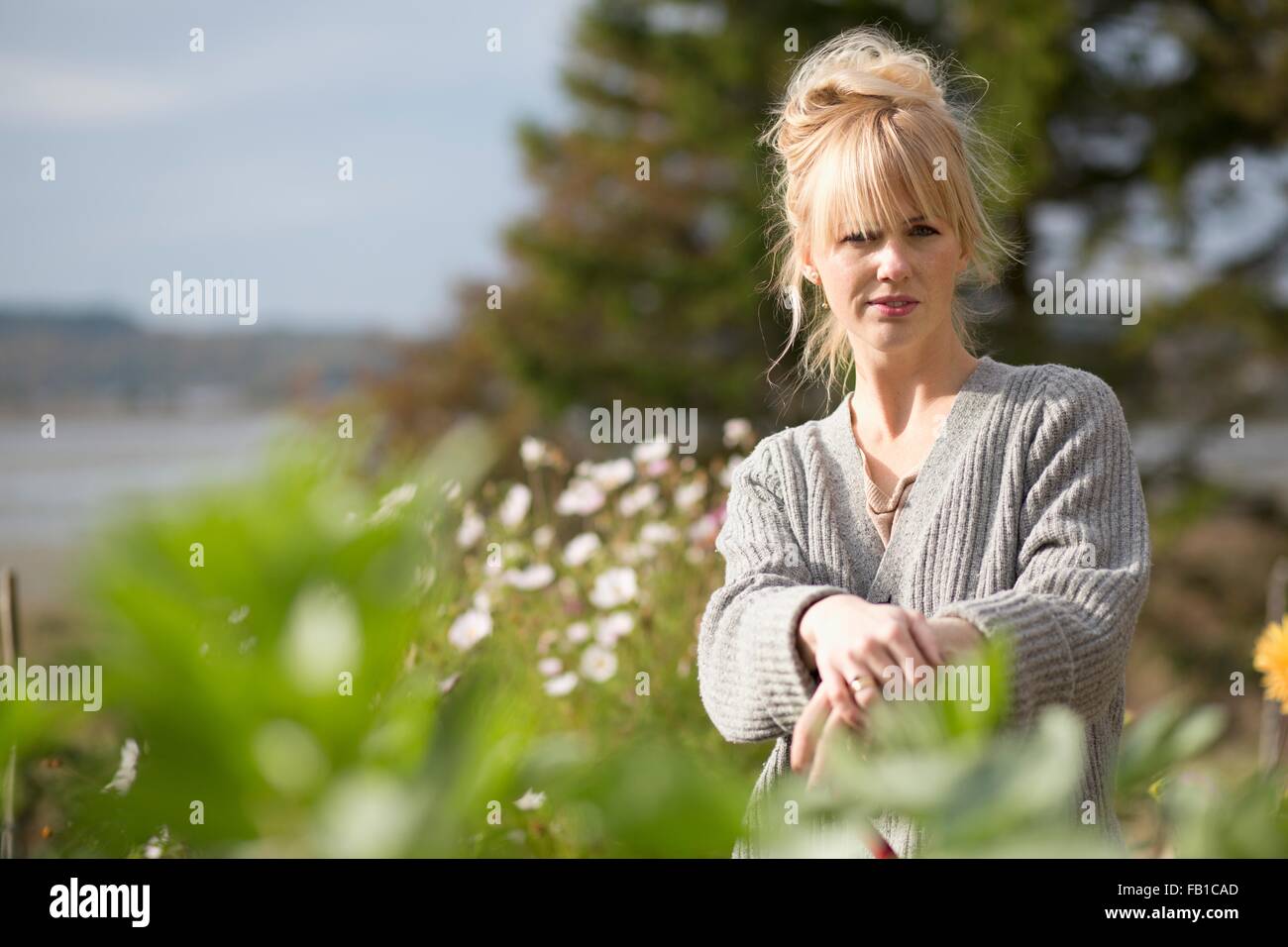 Porträt der Frau im Bio-Garten, Orust, Schweden Stockfoto