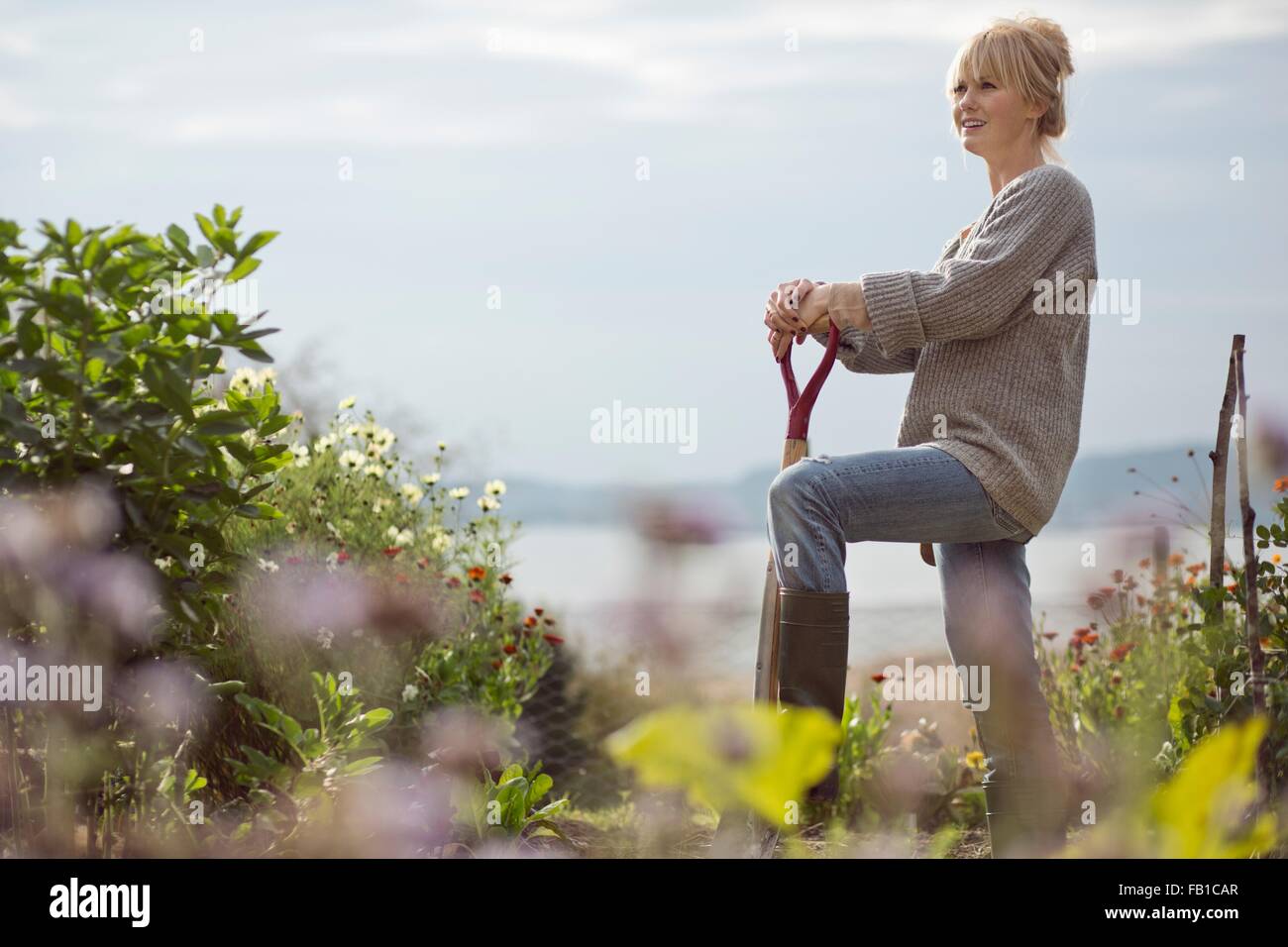 Porträt von Mitte Erwachsene Frau im Bio-Garten, Orust, Schweden Stockfoto
