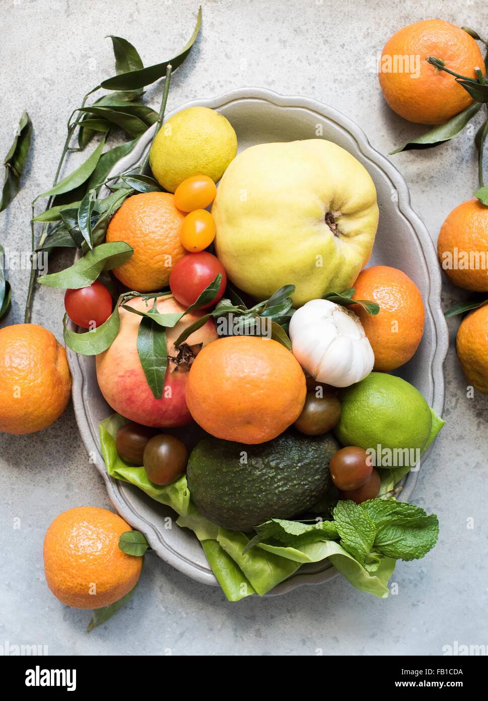 Draufsicht auf buntem Obst und Gemüse im Teller Stockfoto