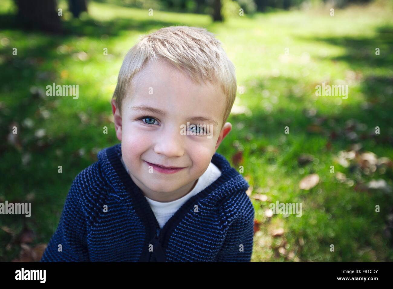Porträt von blonden Jungen Blick auf die Kamera zu Lächeln Stockfoto